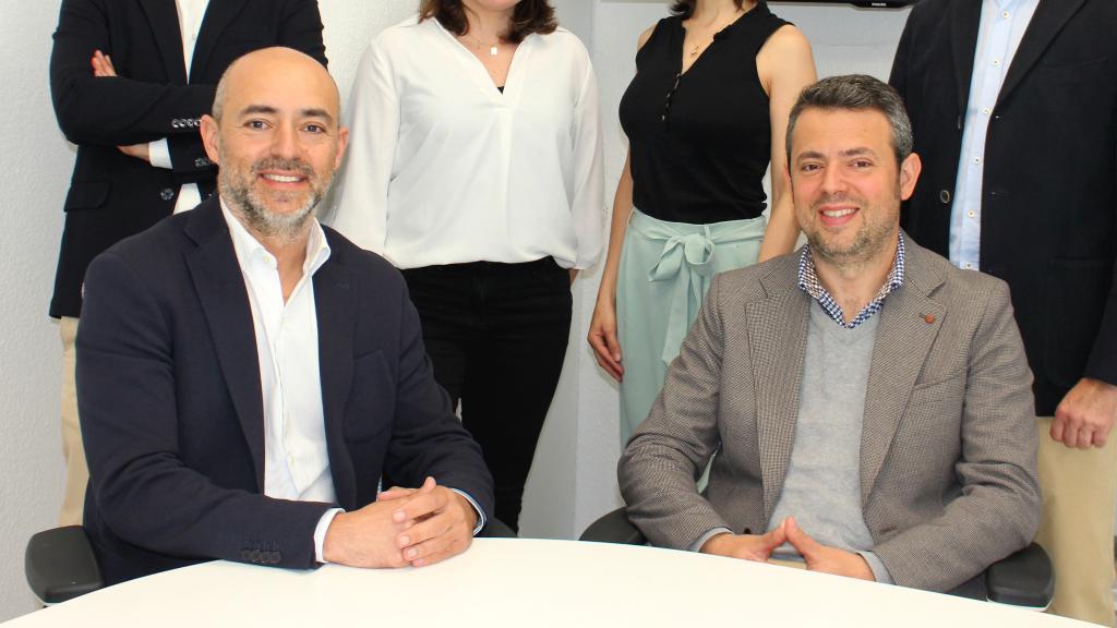 José y Álvaro de la Maza, junto a su equipo.