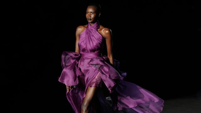 Modelo en el desfile de Hannibal Laguna MBFW 2023.