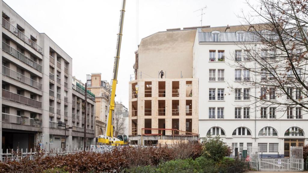 Construcción de la estructura de madera del edificio