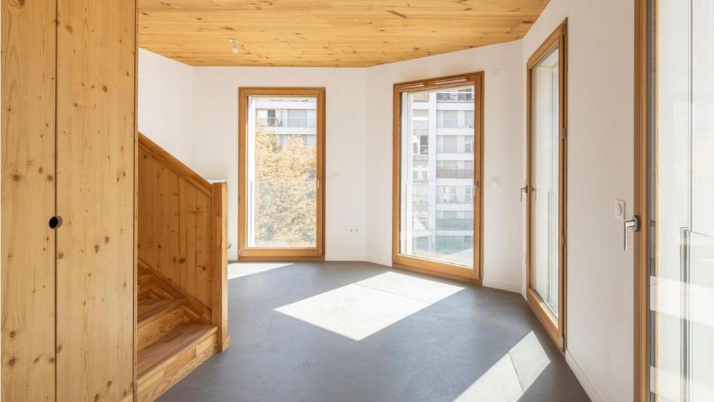 Ventanas y escaleras de madera del edificio