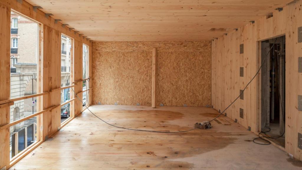 Obras del edificio con paneles de madera