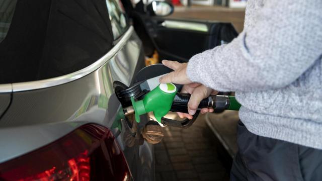 Joven repostando gasolina.