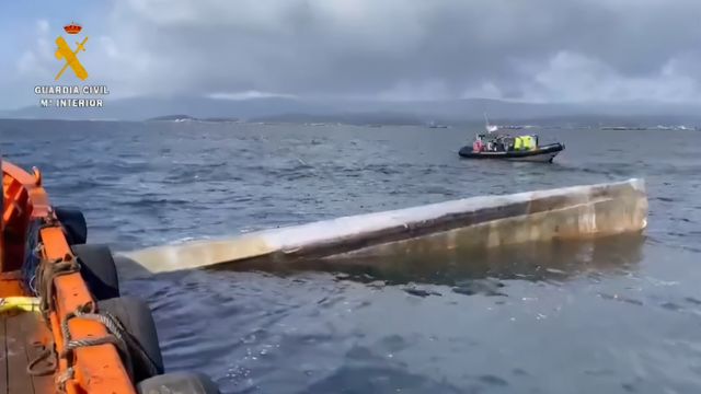 Opertivo de reflotación del sumergible hundido en VIlaxoán (Vilagarcía).