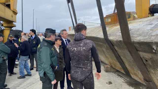 El sumergible hallado en Vilaxoán (Vilagarcía) llega a A Illa de Arousa.