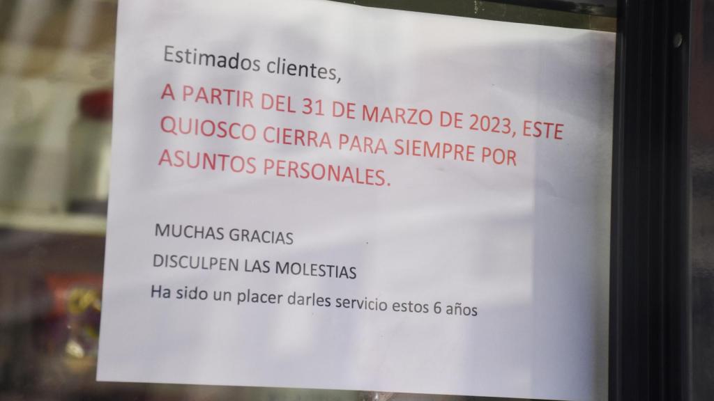 Cartel anunciando el cierre del kiosco