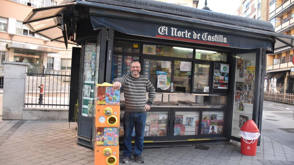 Pablo, con su kiosco y el hospital de fondo