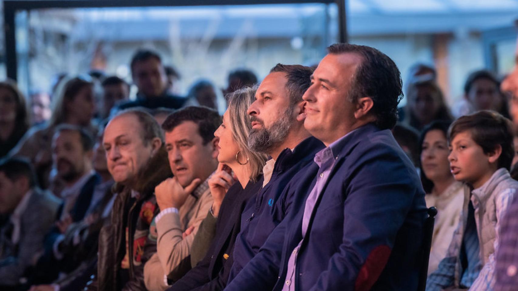 David Moreno, en el centro, junto a Santiago Abascal e Inés Cañizares en un mitin de Vox.