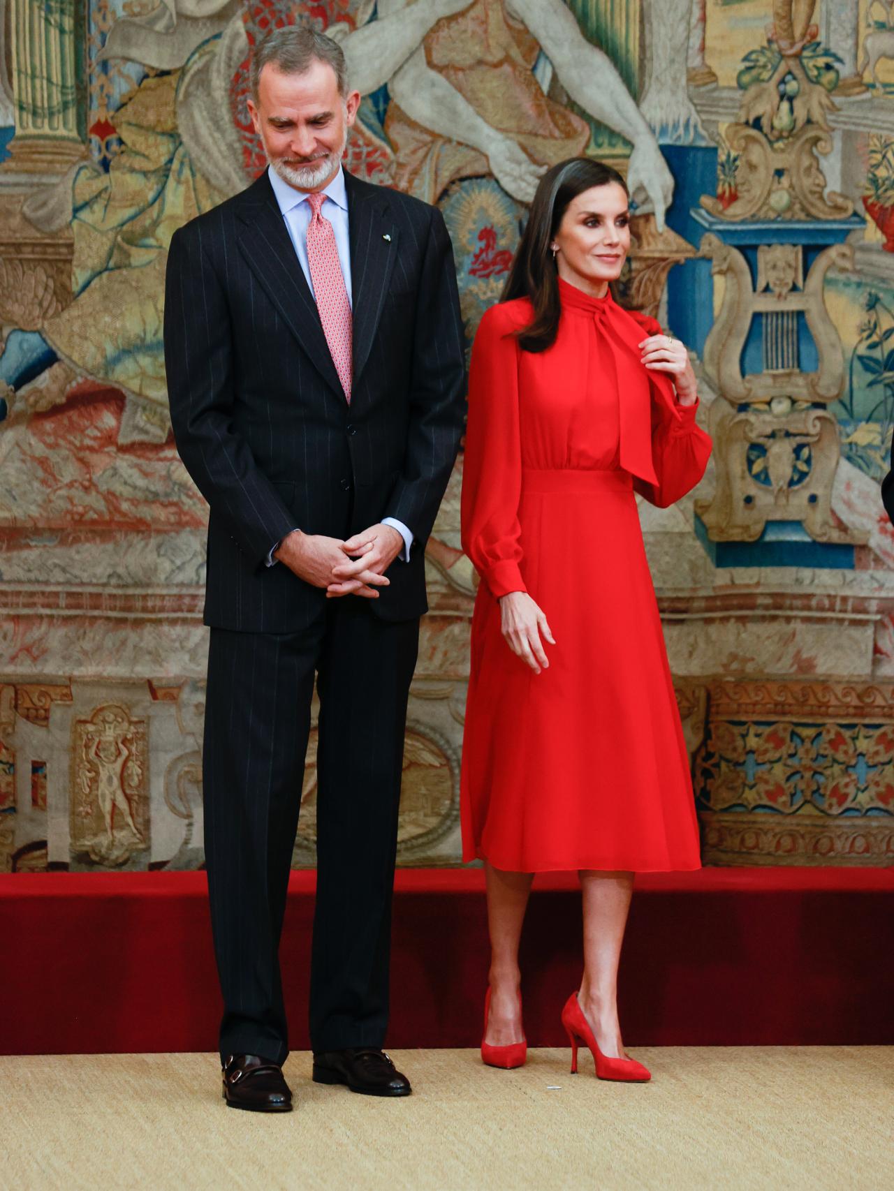 Letizia con un 'total look' rojo.