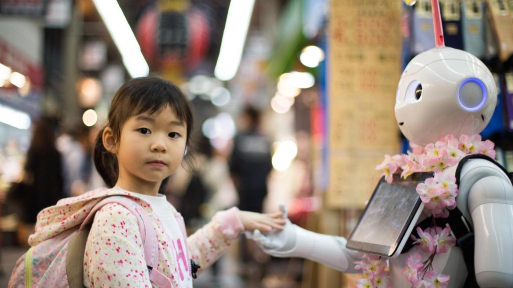Robot junto a una niña