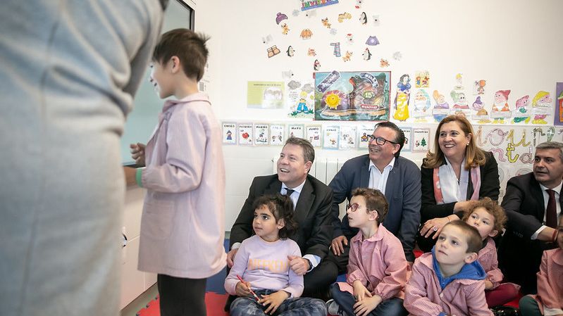 Un momento de la visita al colegio Miguel Delibes.
