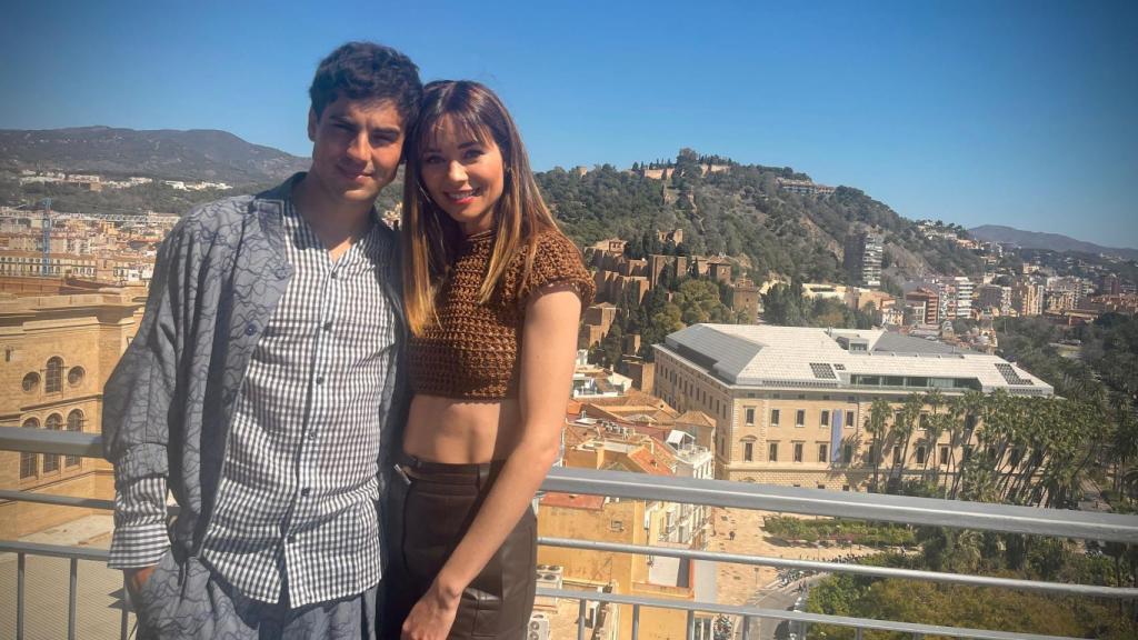 Dafne Fernández y Óscar Casas, personajes de la serie.