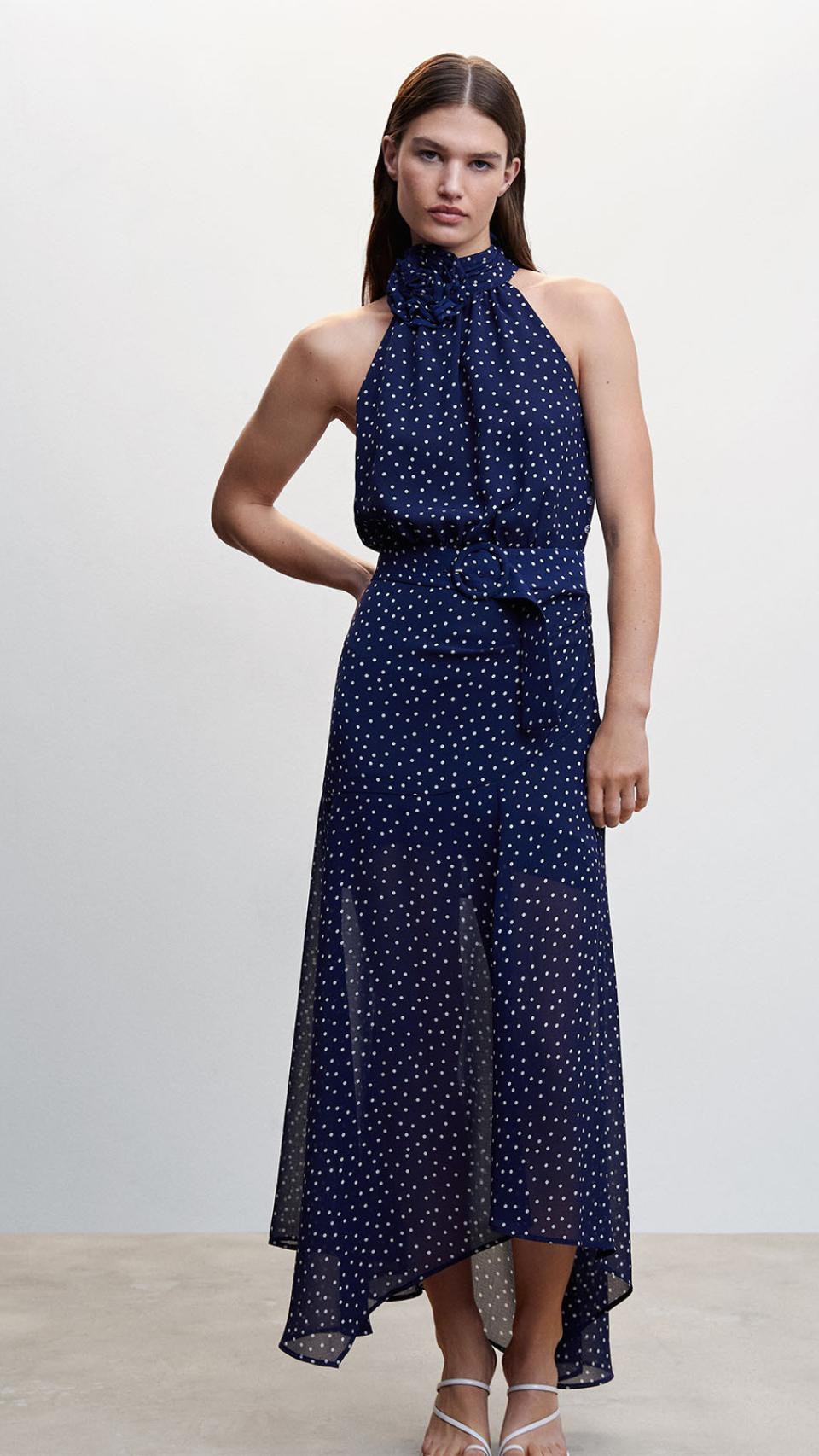 Vestido de topos de Mango.