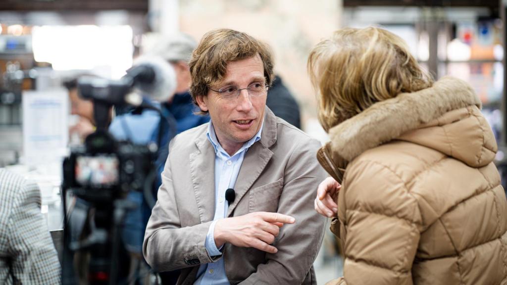 Almeida saludando a la peña en el Brillante.