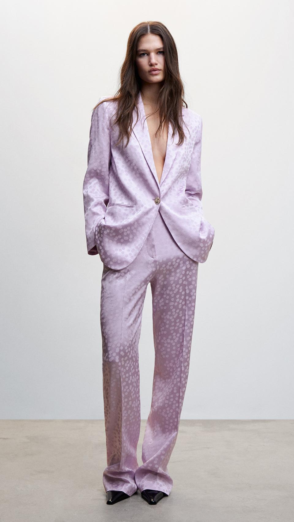 Traje de chaqueta y pantalón de Mango.