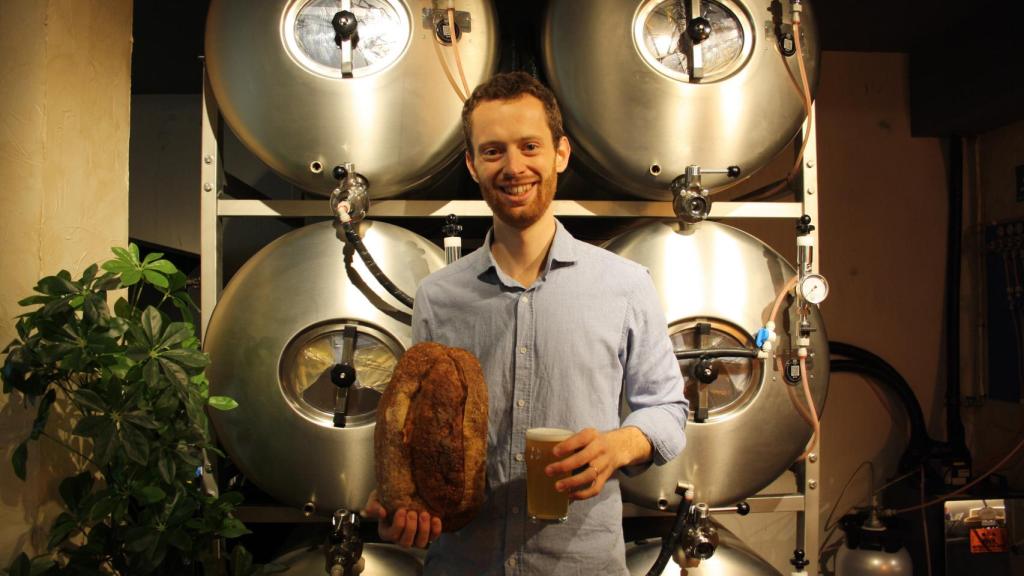 Christophe Chevallier junto a los barriles de cerveza.