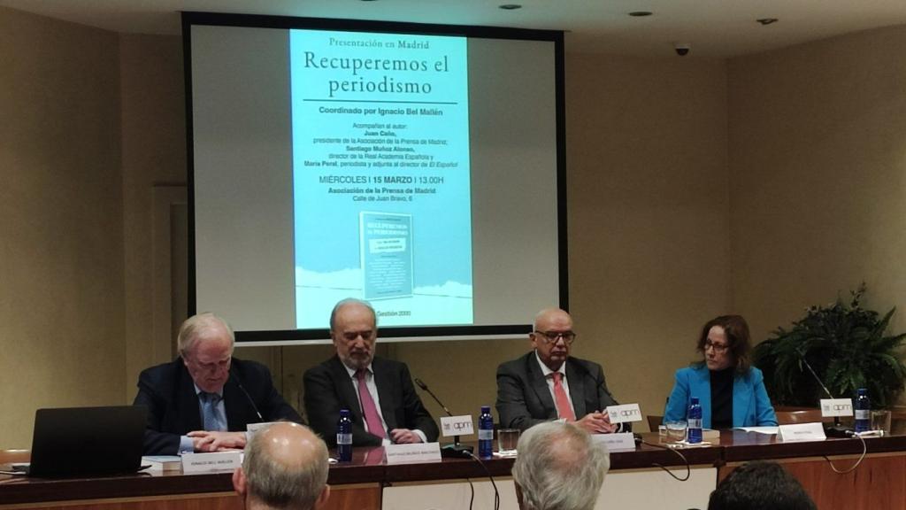 De izquierda a derecha: Ignacio Bell Mallén, coordinador de la obra; Santiago Muñoz Machado, director de la Real Academia Española (RAE); Juan Caño, presidente de la APM (Asociación de la Prensa de Madrid) y María Peral, adjunta al director en EL ESPAÑOL.