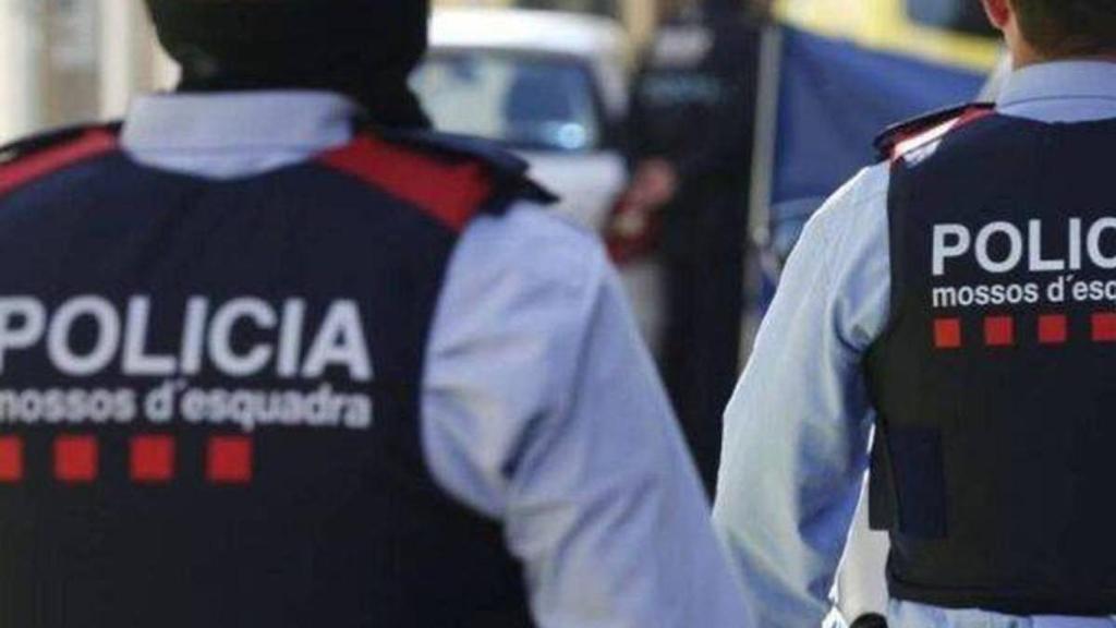 Dos mossos d'esquadra en una foto de archivo.