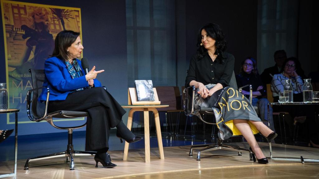 Margarita Robles se dirige a Cruz Sánchez de Lara.