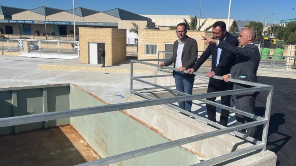 El alcalde, Carlos González, y el concejal de Limpieza, Héctor Díez, comprueban la evolución de las obras.