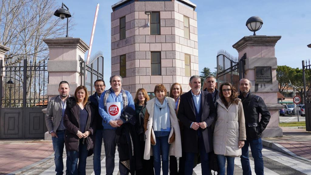 Representantes del área pública de CCOO, UGT y CSIF a las puertas de la Consejería de la Presidencia