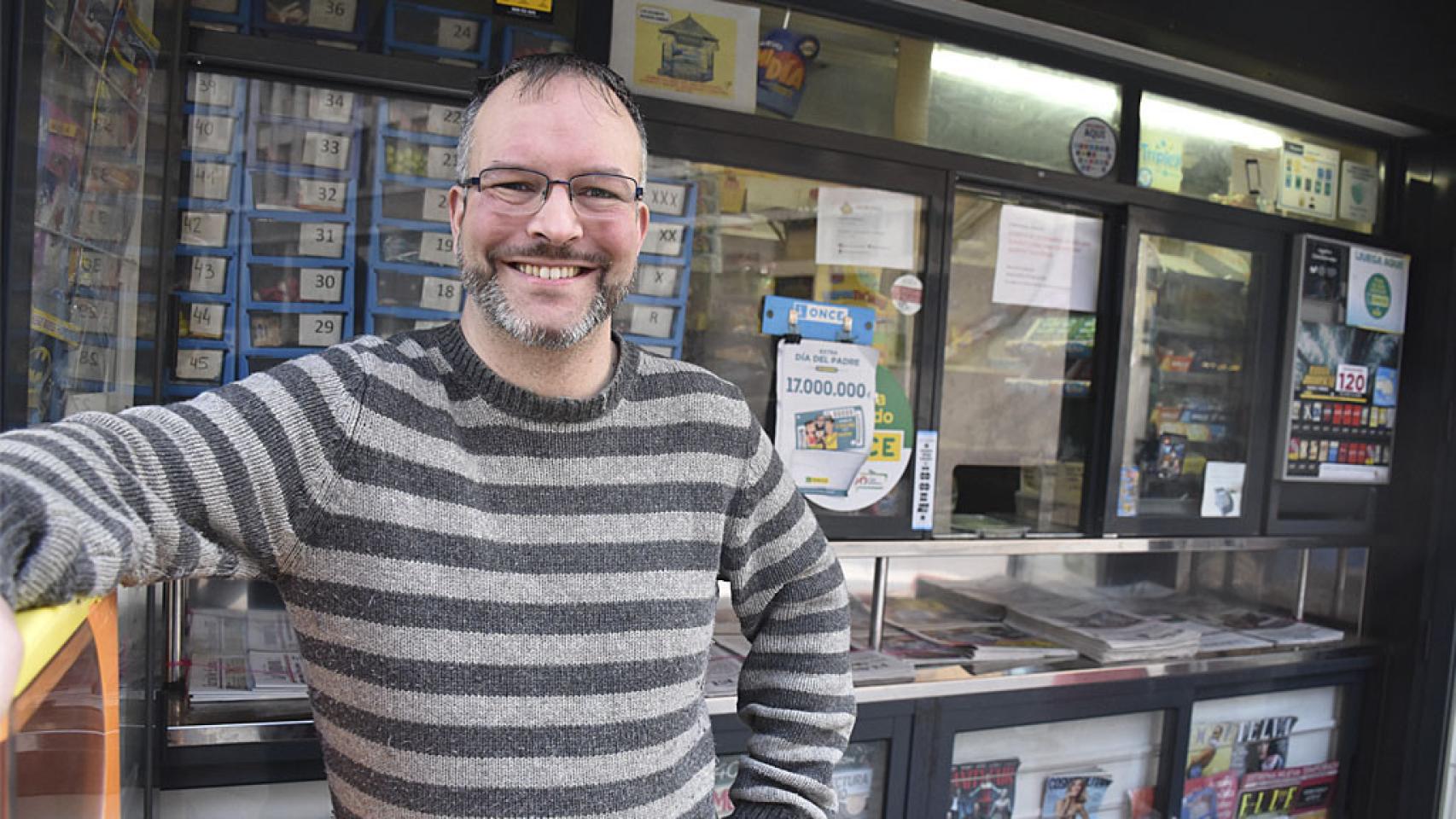 Pablo con su kiosco de fondo