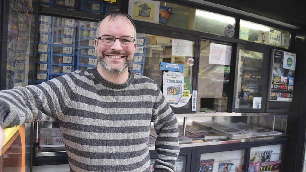 Pablo con su kiosco de fondo