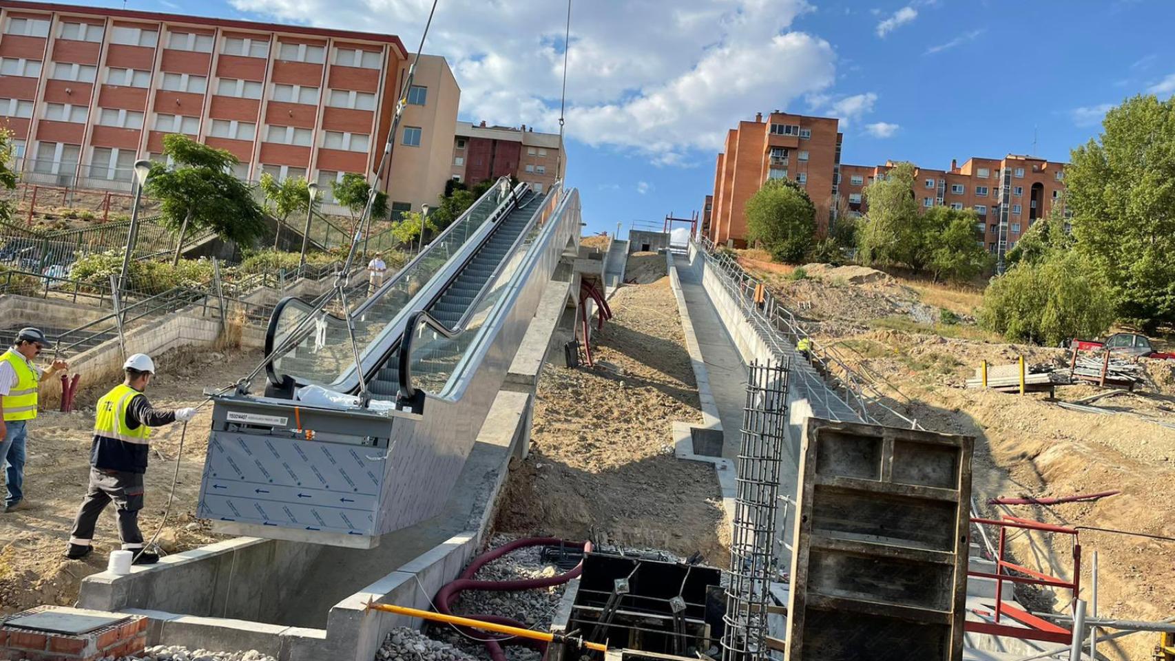 Imagen de cuando instalaron uno de los tramos de las escaleras mecánicas.