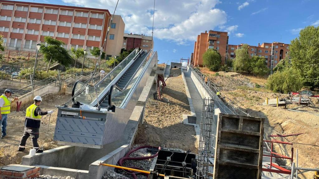 Imagen de cuando instalaron uno de los tramos de las escaleras mecánicas.