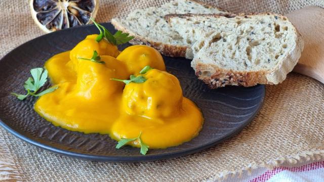 Albóndigas de pollo con salsa de zanahoria, una receta popular y barata