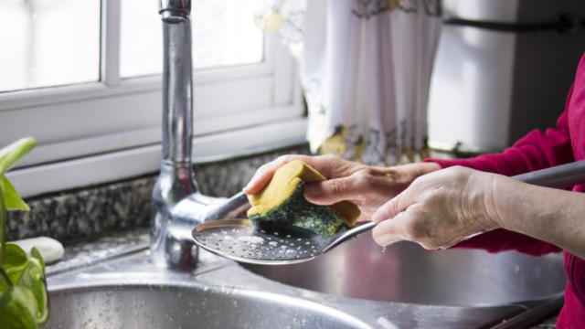 Consejos para desinfectar bien los estropajos en el microondas.