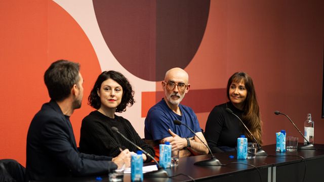 Alberto Ojeda conduce la conversación con Lucía Carballal, Alfredo Sanzol y Carolina África en el Círculo de Bellas Artes