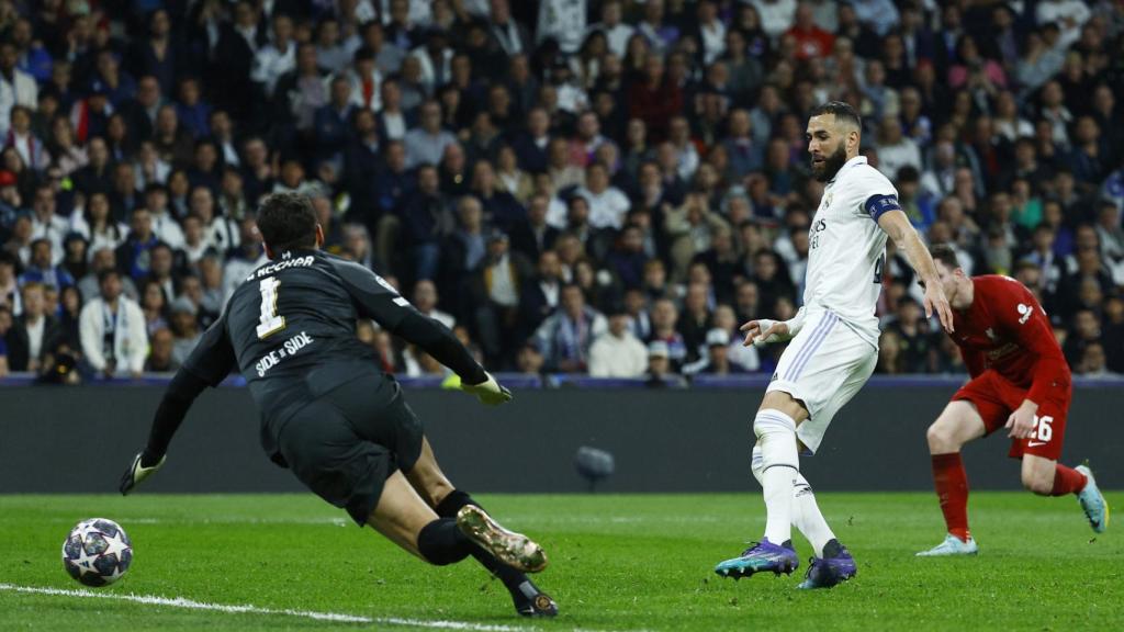 Definición de Benzema ante Alisson para lograr el primero del Real Madrid.