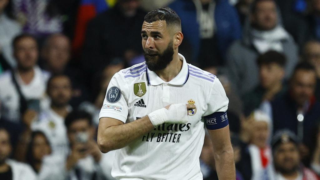 Benzema se señala el escudo del Real Madrid tras marcar.