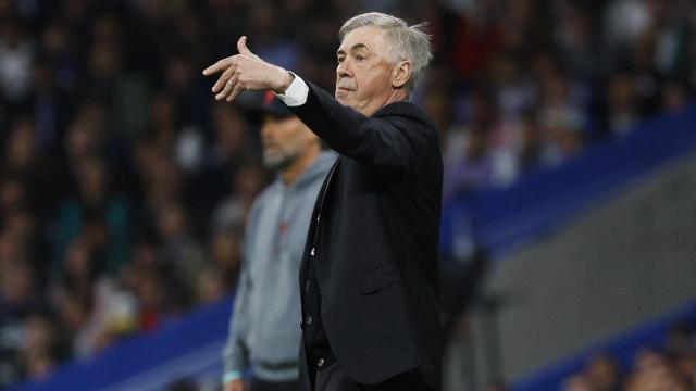 Ancelotti da instrucciones durante el partido.