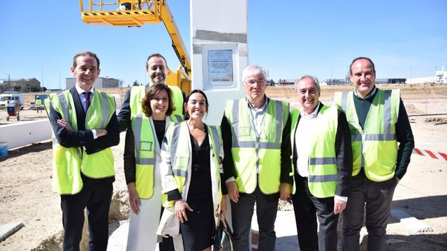 La consejera de Economía, Empresas y Empleo, Patricia Franco, en el acto de colocación del primer pilar de la nueva nave logística.