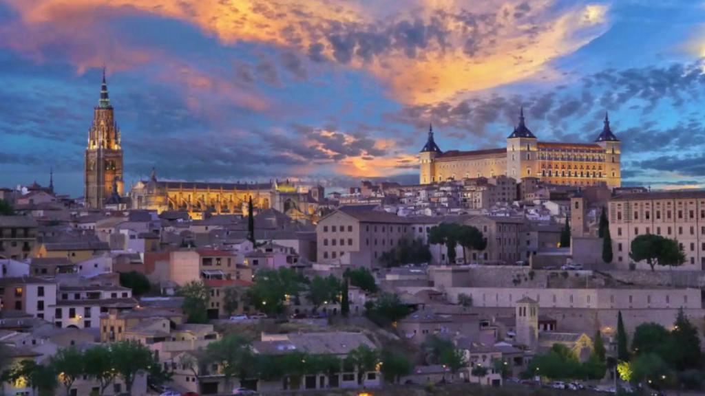 Panorámica de Toledo desde el Mirador del Valle de la capital regional.