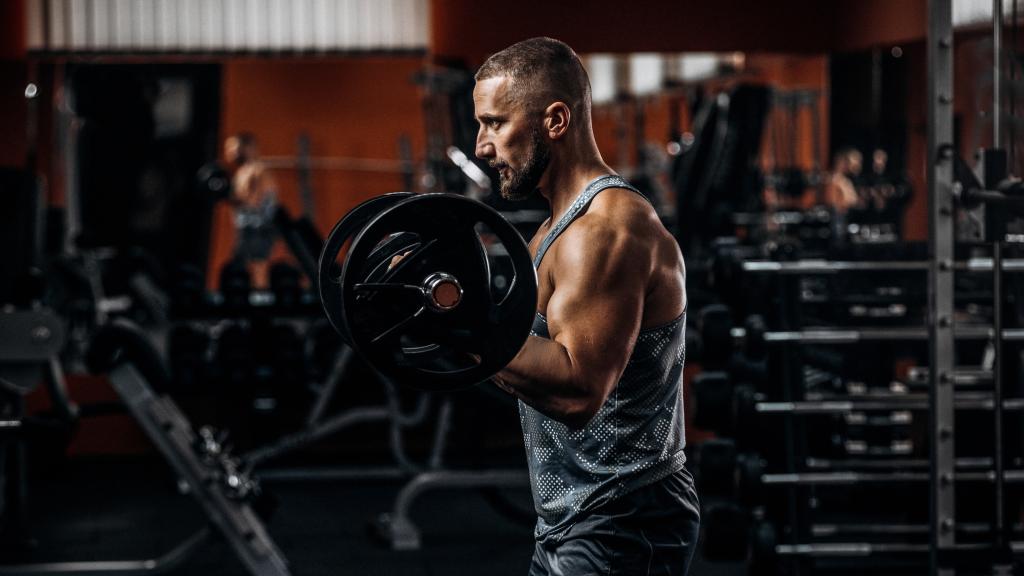 Imagen de archivo de un hombre en un gimnasio.