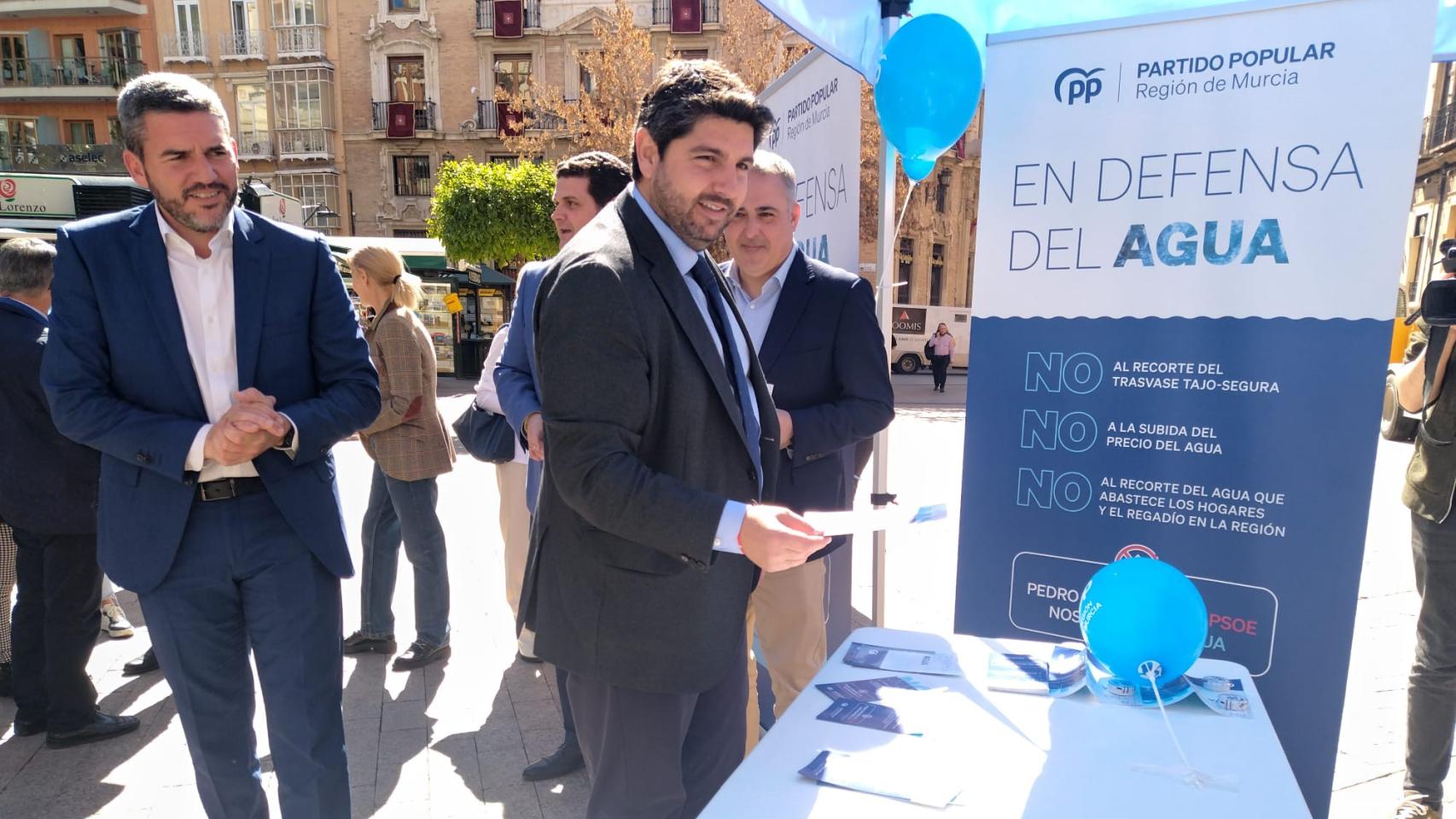 El consejero de Agricultura, Antonio Luengo, y el presidente de la Región de Murcia, Fernando López Miras, este miércoles, en la plaza Santo Domingo de Murcia, presentando la campaña del PP en defensa del Trasvase Tajo-Segura.
