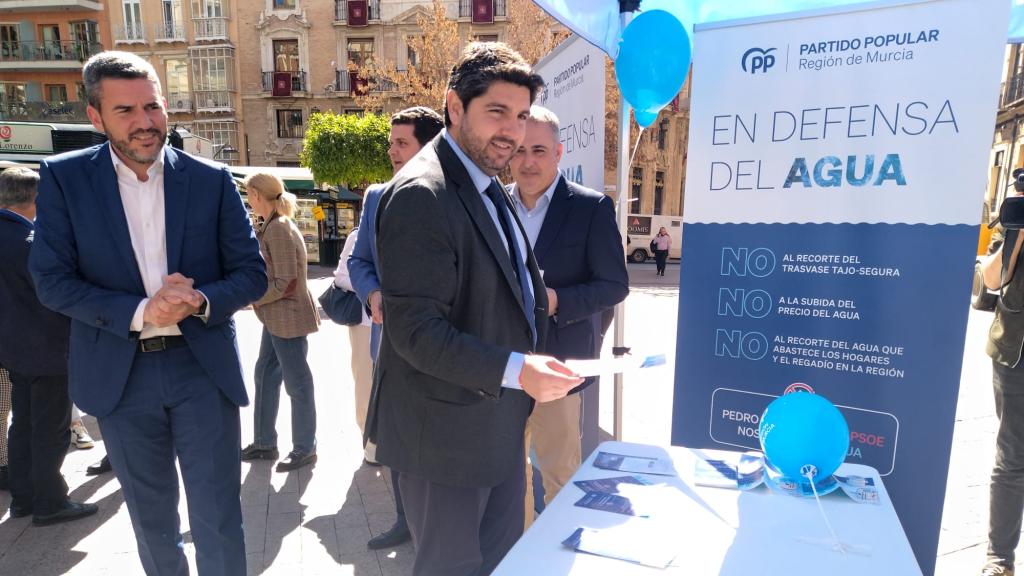 El consejero de Agricultura, Antonio Luengo, y el presidente de la Región de Murcia, Fernando López Miras, este miércoles, en la plaza Santo Domingo de Murcia, presentando la campaña del PP en defensa del Trasvase Tajo-Segura.