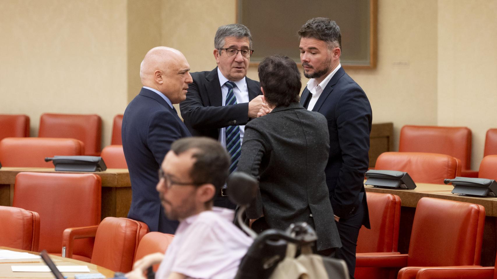 Rafael Simancas y Patxi López (ambos PSOE), junto a Gabriel Rufián (ERC) y Mertxe Aizpurua (Bildu) este martes en el Congreso.