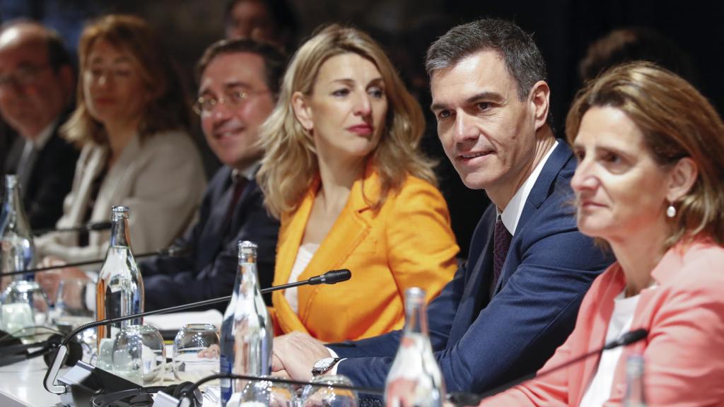 José Manuel Albares,  Yolanda Díaz, Pedro Sánchez, Teresa Ribera y Pilar Llop, este miércoles en  la Cumbre Hispano-Portuguesa.