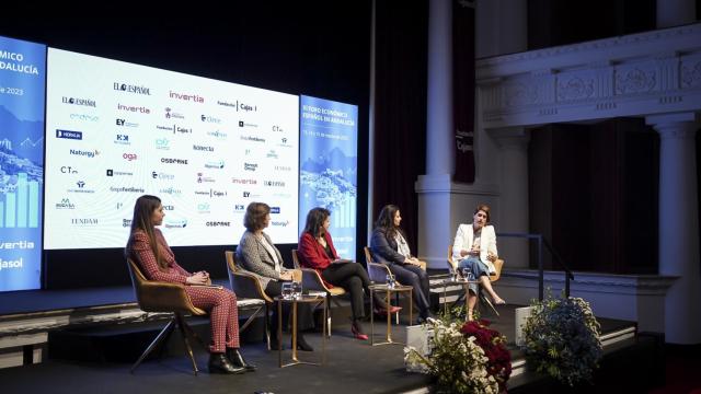Eva María Laín Rodríguez, fundadora y CEO de Lain Tech; Rocío Medina, presidenta del Grupo Medina; Inma León, delegada de El Español en Andalucía; Rocío Vázquez, CEO y directora médica de la Clínica Rocío Vázquez, y Laura Baena, fundadora de Malasmadres y presidenta de la asociación 'Yo No Renuncio'.