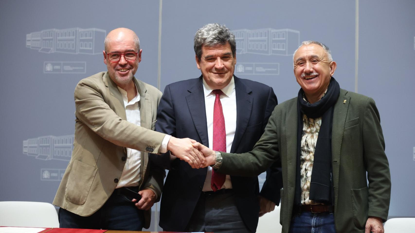 (I-D) El secretario general de Comisiones Obreras (CCOO), Unai Sordo; el ministro de Inclusión, Seguridad Social y Migraciones, José Luis Escrivá, y el secretario general de UGT, Pepe Álvarez, posan durante una reunión en la sede ministerial, a 15 de marzo de 2023, en Madrid (España)
