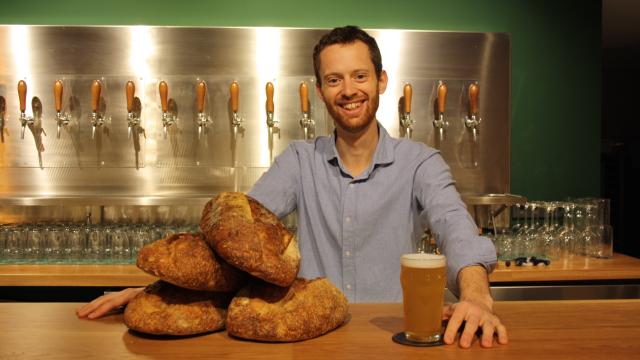 El dueño de Lavoisier con las hogazas de pan con las que crea su cerveza.
