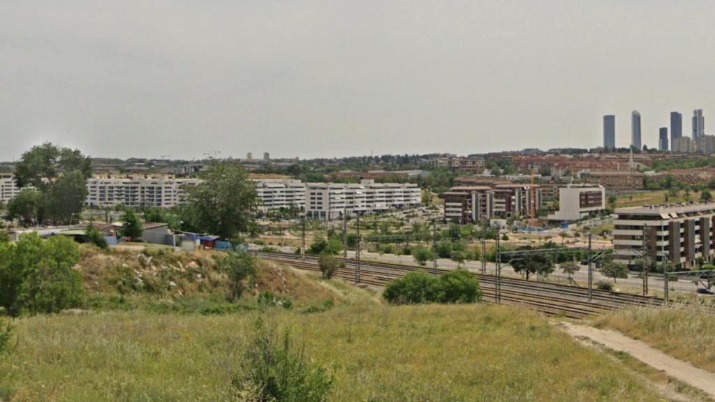 Vista del micronúcleo de infraviviendas en Pitis frente bloques de pisos de Arroyo de Fresno.