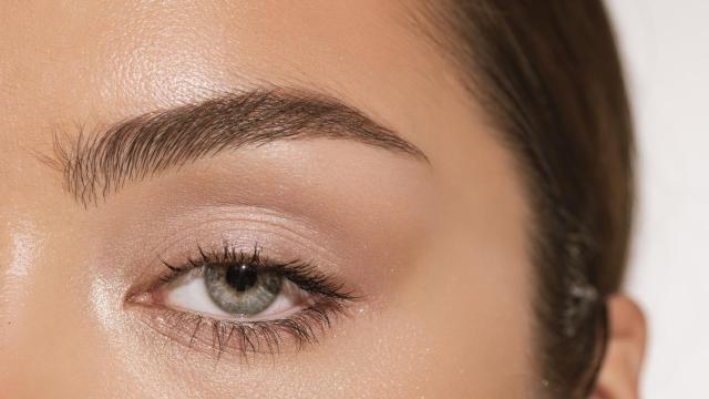 Mujer con maquillaje  de ojos natural