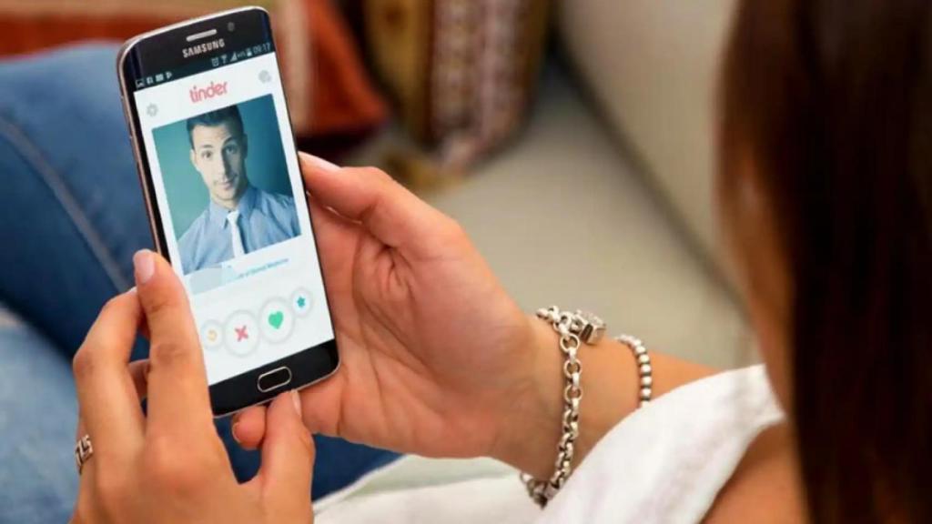 Una mujer utilizando Tinder.