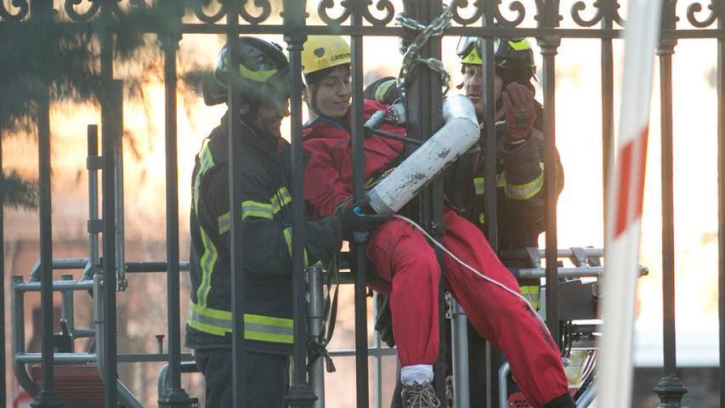 Un activista de Greenpeace bloquea una de las entradas del Ministerio de Agricultura.