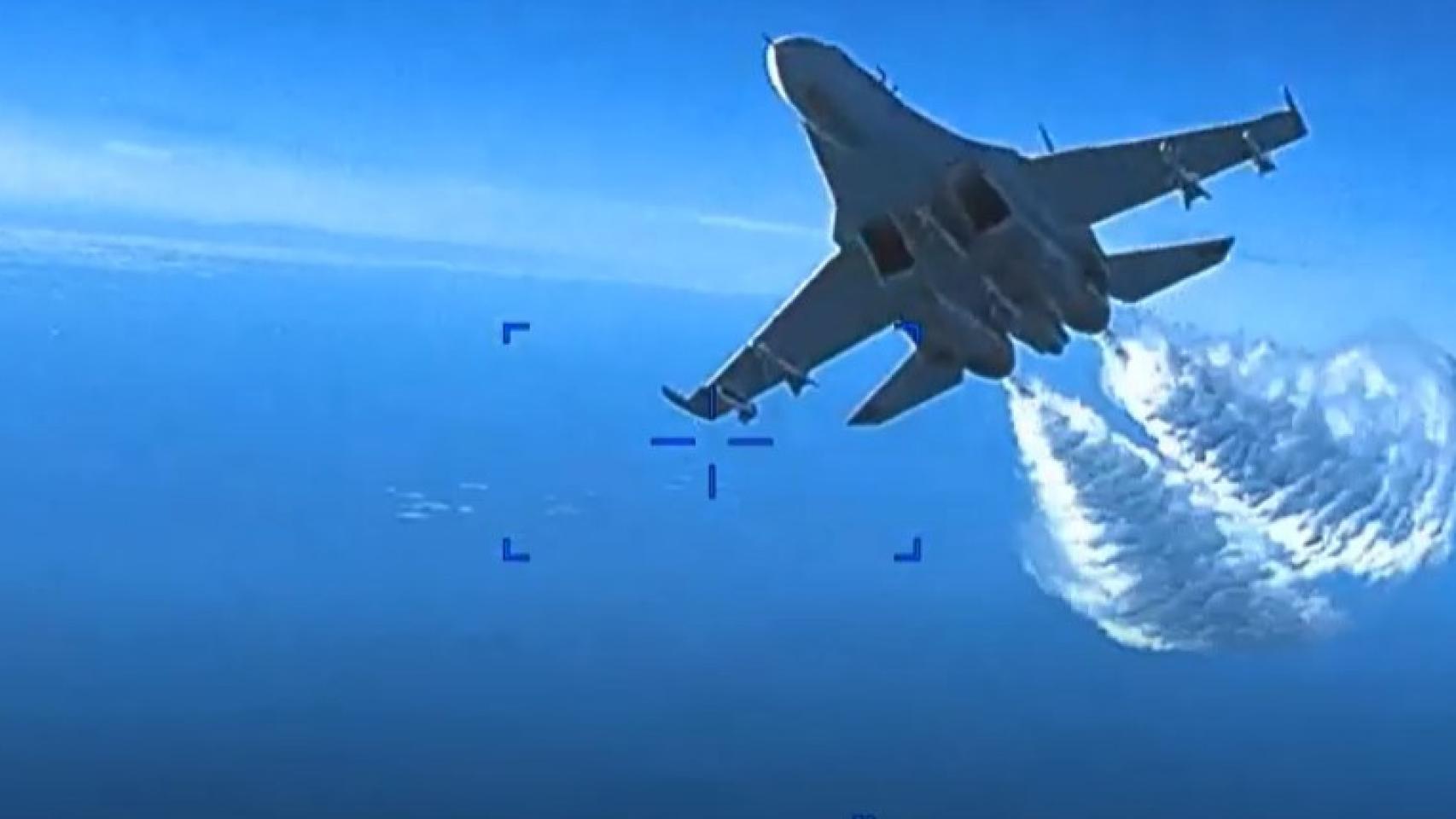 Momento en el que el caza ruso se acerca al dron estadounidense.