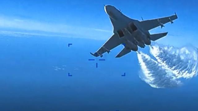 Momento en el que el caza ruso se acerca al dron estadounidense.